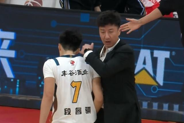 天博体育app下载-幸亏没去广东！19岁菜鸟打成四川小外援，场均得分高于徐杰胡明轩